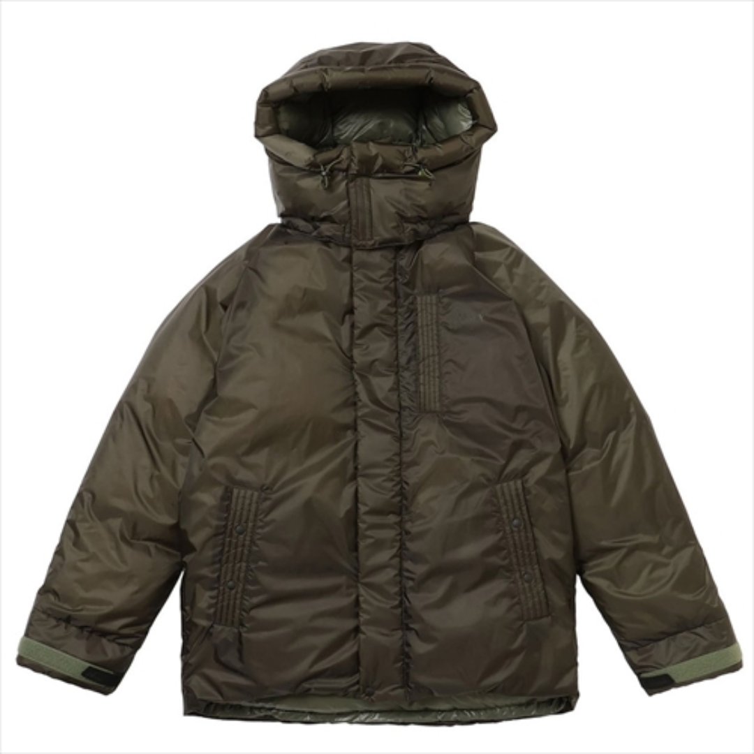 【NANGA／AURORA TEX LIGHT UTILITY DOWN JACKET】表地に独自の防水透湿素材“AURORA TEX(R) LIGHT”を使い、高品質ポーランド産の860フィルパワーのダウンジャケット。クラシックなデザインでタウンユースをベースとしながら、アクティブな環境にも対応する汎用性の高い一着。
goout.jp/category/C0010…