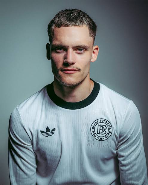falsefutball's tweet photo. 🚨🤯New | A change in citizenship could be one of the options Florian Wirtz considers to improve his form in the coming weeks.

The belief is that if he performed in Germany whilst being a German Citizen, he can replicate the same in England by being a citizen of England. https://t.co/Hake9A24Nn