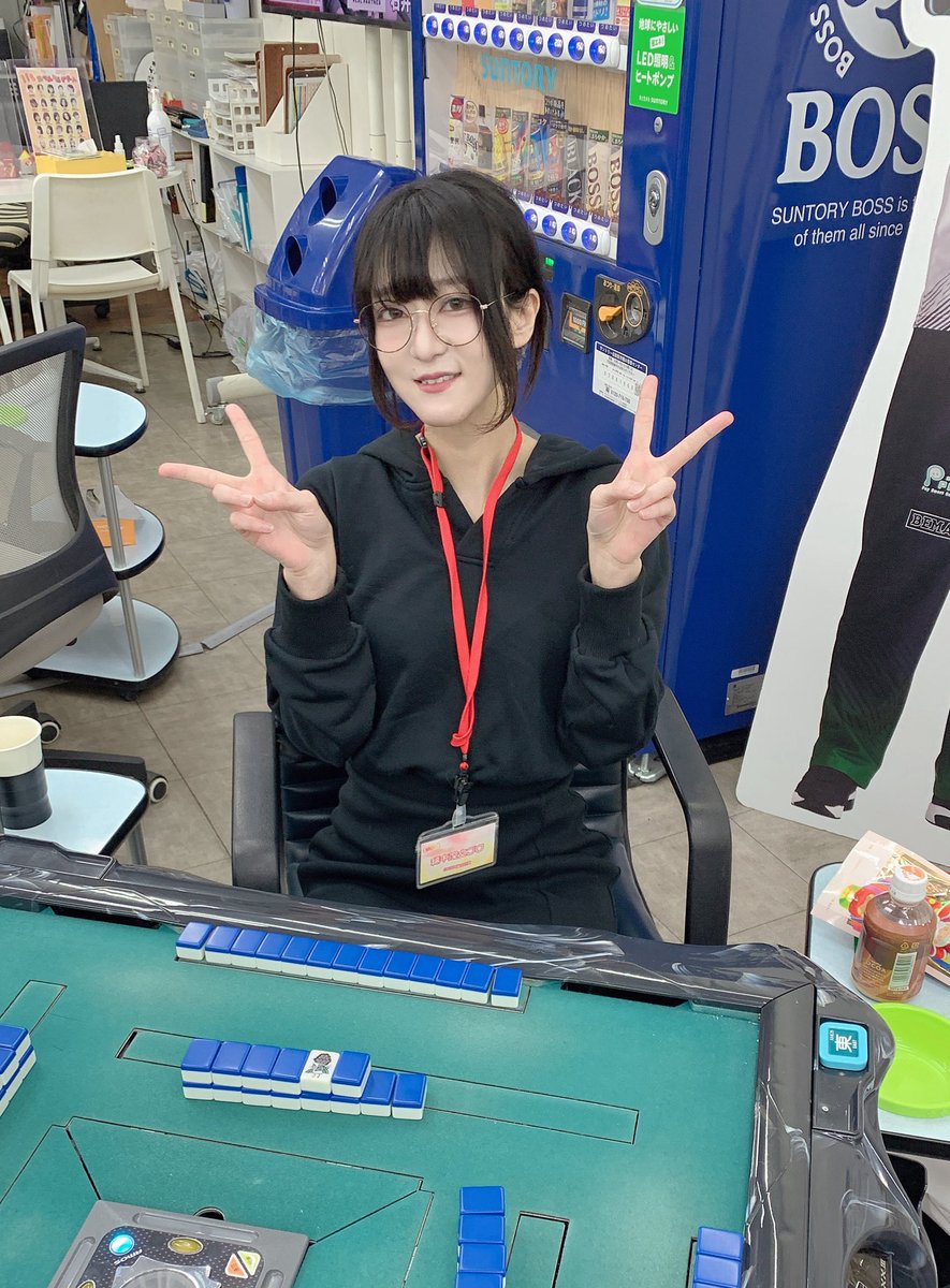 takubii's tweet image. 本日のゲスト！！😆
稀木深文プロ来店されましたー！！🥳✨　

朝ポストできなくてすみませんー！😭

21時までいらっしゃいます！！
いつも五反田でお世話になっております🙇‍♂️

町田志織p、保坂麻璃莉さんも出勤中です🙌

皆様ご来店お待ちしてます！！🙇‍♂️
わいわい麻雀打ちましょう！🀄️