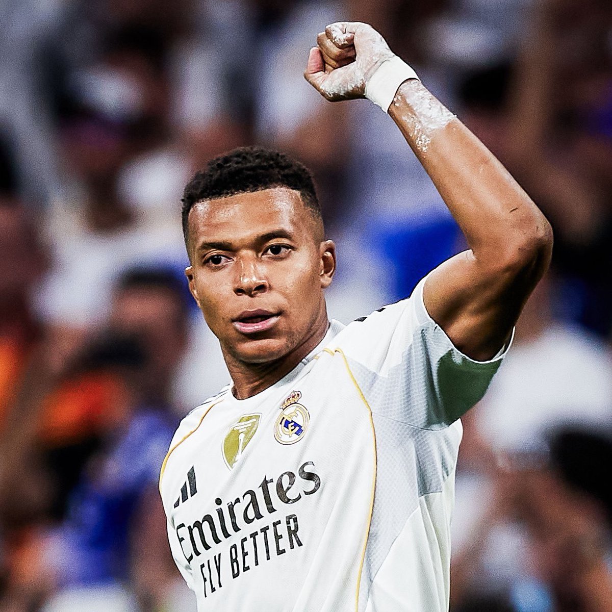 FabrizioRomano's tweet image. 🚨🤍 Thibaut Courtois: “This year, we&apos;re seeing a big increase with Mbappé&apos;s winning mentality. You can tell that he&apos;s a leader”.

“Last season he struggled a bit to adapt to the team and his position, but this year he&apos;s leading us”, told Cope.