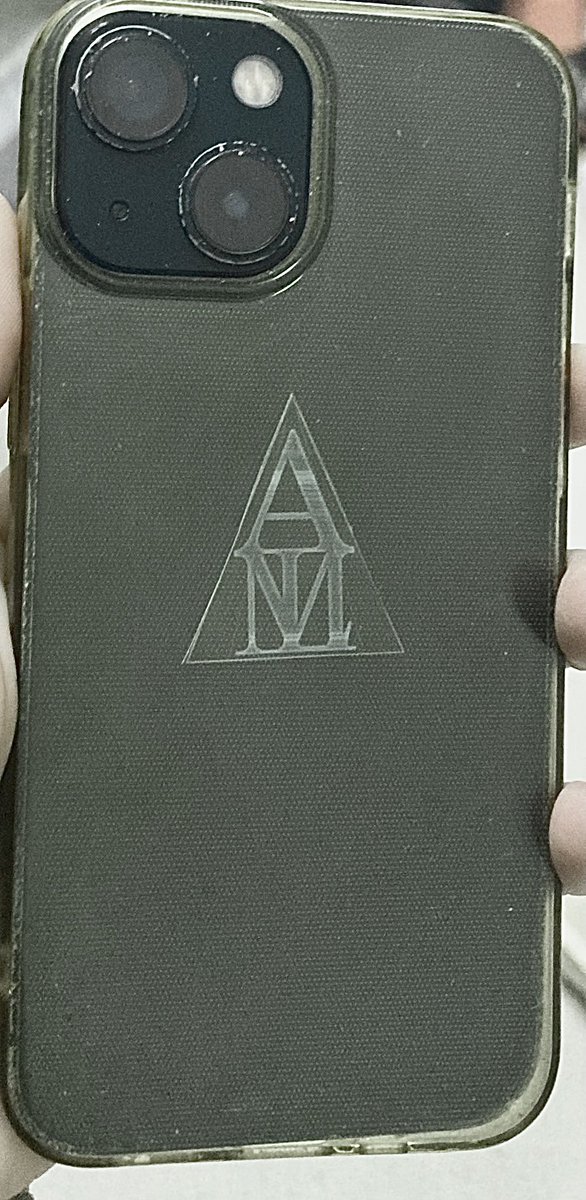 なんだか電車の中で知らんにーちゃんに
じっと見つめられてるなと思ったけど
きっと私のスマホに貼ってあるエンブレムを見つめていたんですね😏△
きっとそうだ絶対