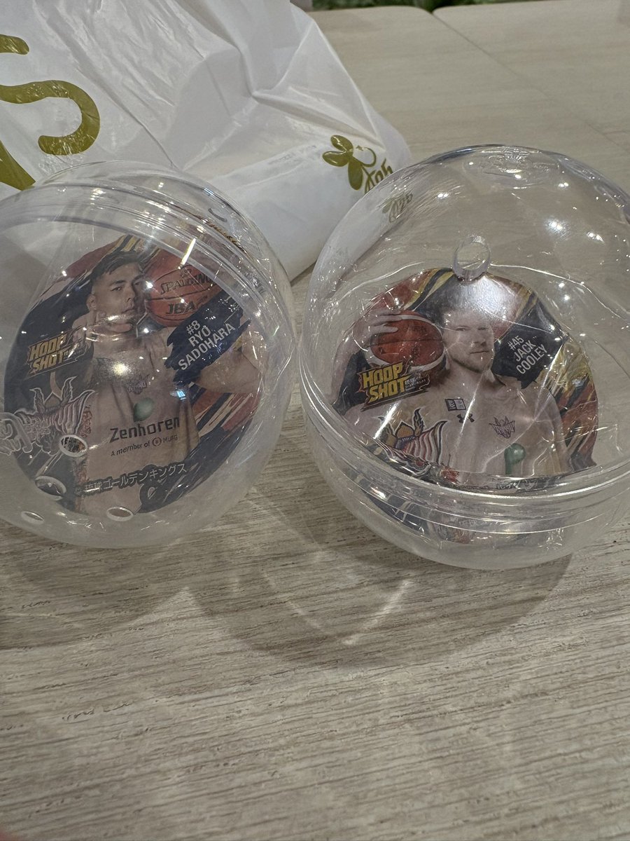 ryukyu_14_18's tweet image. 長女の健診終わってライカム～
長女の推し2人get～🥺
缶バッジがほとんど下向いてて、脇確認できなかった😞