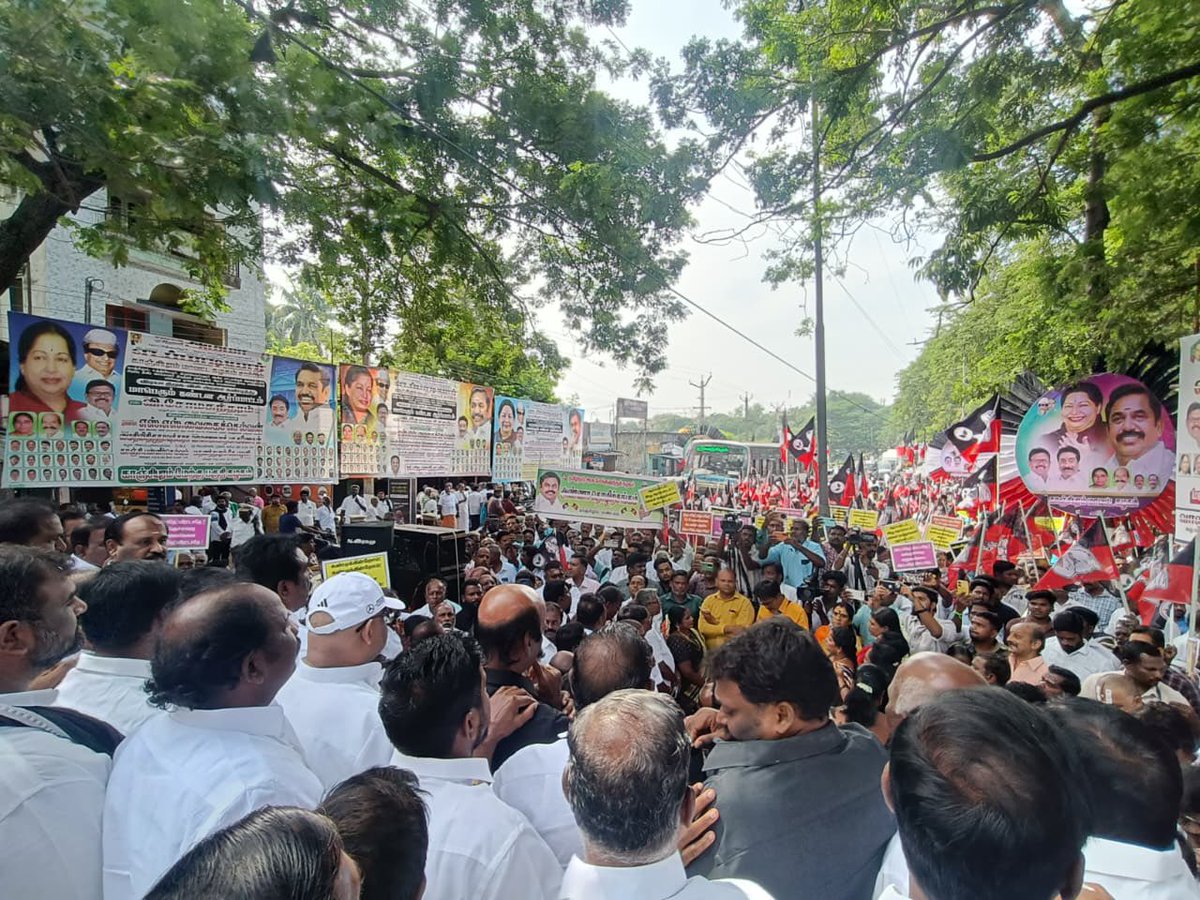 AIADMKITWINGOFL's tweet image. மாண்புமிகு கழகப் பொதுச்செயலாளர் புரட்சித்தமிழர் @EPSTamilNadu அவர்களின் ஆணைக்கிணங்க,

காஞ்சிபுரம், உத்திரமேரூர், ஸ்ரீபெரும்புதூர் ஆகிய சட்டமன்றத் தொகுதிகளில் திமுக-வைச் சேர்ந்தவர்கள் ஆட்சி அதிகாரத்தை தவறாகப் பயன்படுத்தி, சிறப்பு தீவிர வாக்காளர் திருத்தப் பணிகளில் ஈடுபட்டு வரும்…