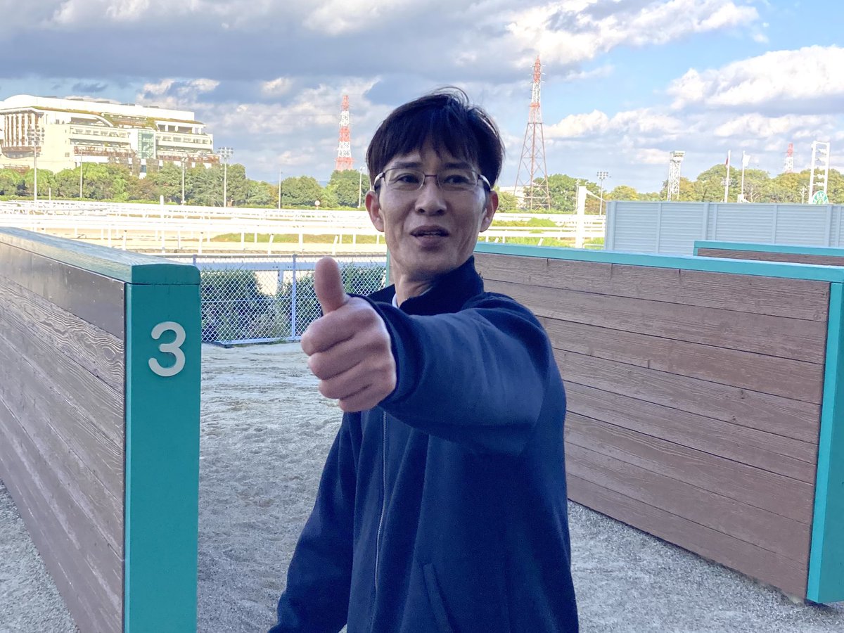 yoko_oe's tweet image. ばんえいの騎手に合格した吉田理人厩務員は元々、園田・姫路競馬でサラブレッドの厩務員をしていました。松浦聡志厩舎で働いていて、「受かってよかった！真面目で、厩舎を辞められたのは痛手でしたが、騎手合格は嬉しいです。デビュー見に行きたいなあ」と松浦調教師は自分が合格したかのポーズ👍笑