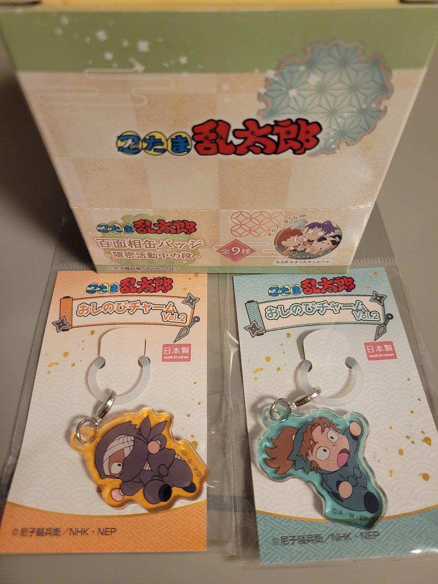 今日引き取ってきたおしのび雑伊ちゃんとほぼ推ししか入ってないBOX