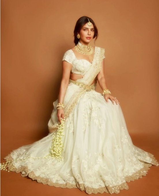 Lavende86569169's tweet image. &quot;don&apos;t wear your own culture&quot;

Meanwhile Average Indian events😭😭just tell you live under the rock