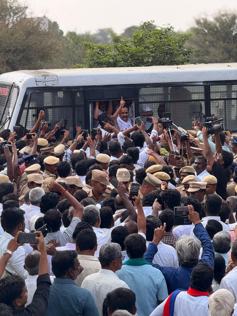 satyenaiadmk's tweet image. கரூர் வெண்ணெமலை பகுதியில், மக்களின் போராட்டத்திற்கு துணை நின்று களம் கண்ட கரூர் மாவட்டக் கழகச் செயலாளர், முன்னாள் அமைச்சர் அண்ணன் திரு. @OfficeofminMRV அவர்கள் விடியா திமுக அரசால் அராஜகப் போக்குடன் கைது செய்யப்பட்டிருப்பது வன்மையாகக் கண்டிக்கத்தக்கது.

மக்களின் குரலை, மக்களுக்காக…