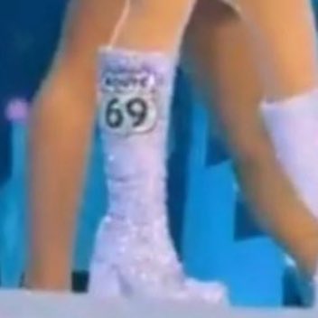 UpdatesBrinaBR's tweet image. COMEDIANTE! Sabrina Carpenter está usando novas botas com o número ‘69’ para a terceira noite de #LAShortnSweet 😭.