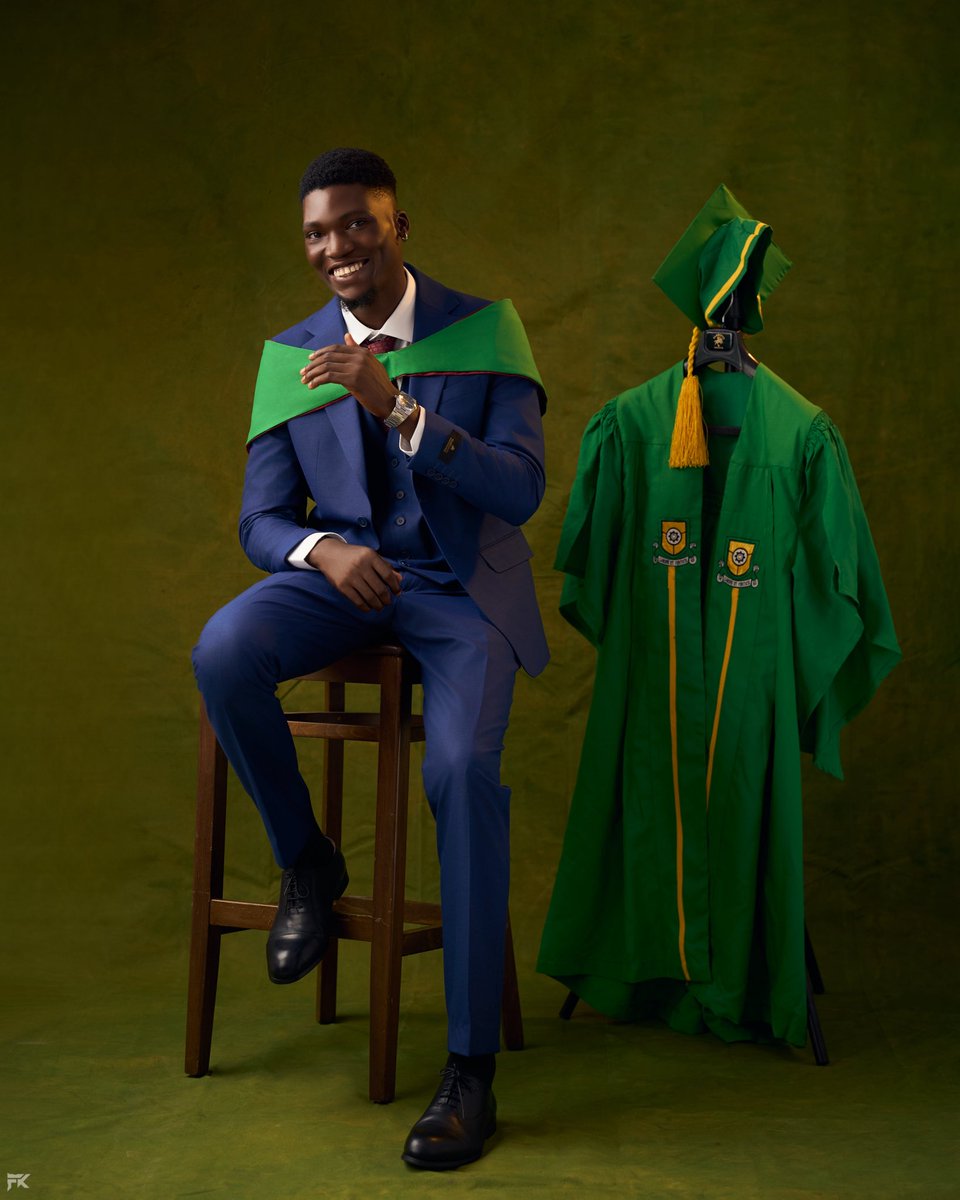 hiayoola's tweet image. My heart is full. Thank you, God. Thank you, family. Thank you, friends. 🎓❤️