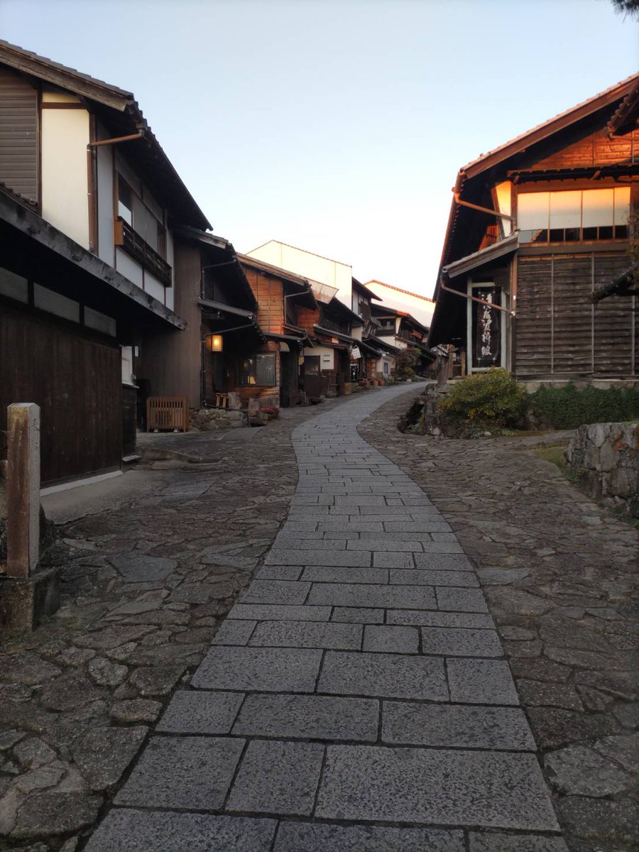 SHIN696969's tweet photo. #岐阜県 #中津川市 #馬籠宿 #紅葉 #石段 #栗ソフト
昨日、仕事が終わったら…高速使って日が暮れないうちに…って中津川の馬籠宿へ、お出かけ🚘️
石段、石畳やら紅葉やら楽しんできたよ☆
展望台からは恵那山が見えたよ😀
帰りに栗のソフトクリーム🍦を頂いて帰宅💦
弾丸トラベルでした（笑） https://t.co/RpI6YMShaH