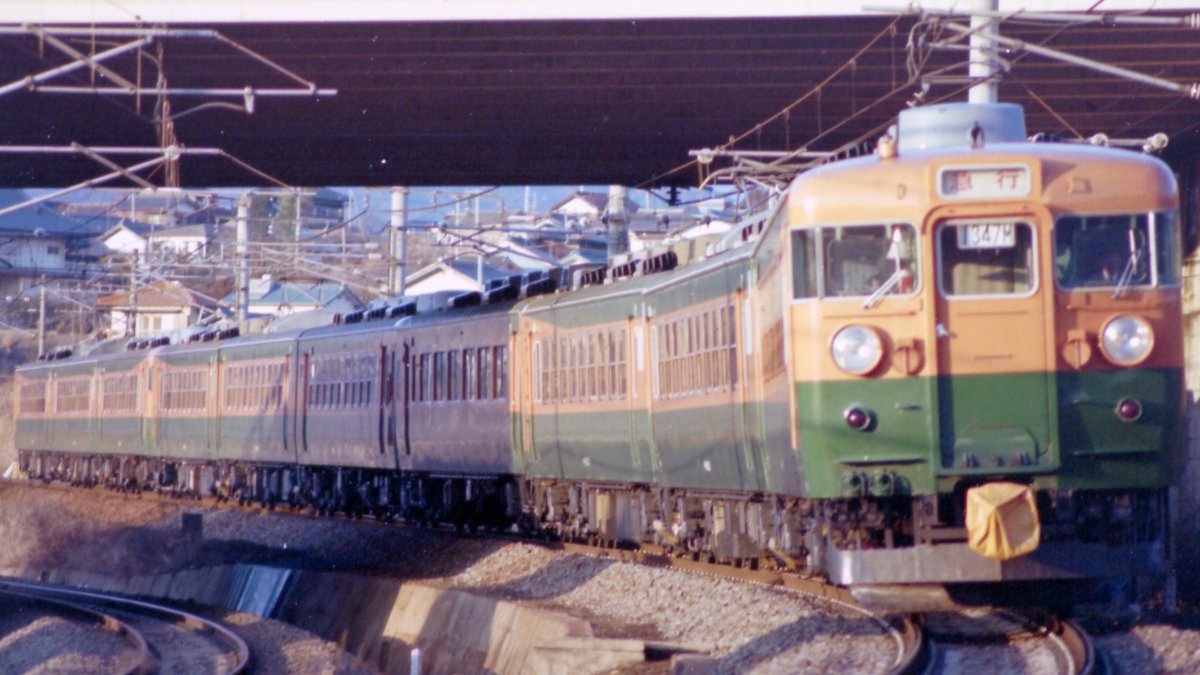 deburukin's tweet photo. 急行赤倉　165系時代 
1982年11月ダイヤ改正で電車化されました。
グリーン車1両、10両編成。
神領車、宮原車と逆で下り方に幌が付いていました。
中央西線ラストランはグリーン車無しの9連でした。

 #中央西線 #急行赤倉 #165系 https://t.co/fJFSUUTPHC