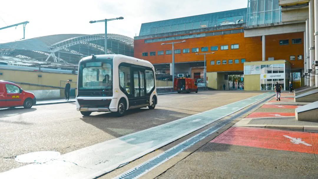 ShanghaiEye's tweet image. 🇨🇳Chinese #AutonomousDriving technology company #WeRide is currently testing its autonomous #minibuses in #Leuven, #Belgium🇧🇪. Equipped with #AI, #LiDAR and cameras, the🚎 #robobus runs on a test route from Leuven train station to the city center, with speeds up to 60km/h once…