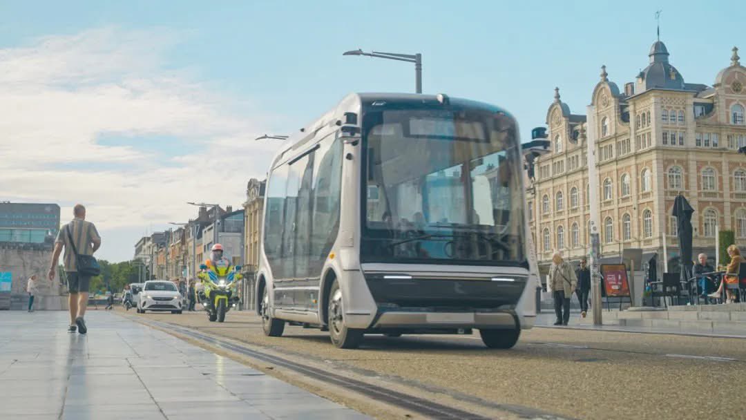 ShanghaiEye's tweet image. 🇨🇳Chinese #AutonomousDriving technology company #WeRide is currently testing its autonomous #minibuses in #Leuven, #Belgium🇧🇪. Equipped with #AI, #LiDAR and cameras, the🚎 #robobus runs on a test route from Leuven train station to the city center, with speeds up to 60km/h once…