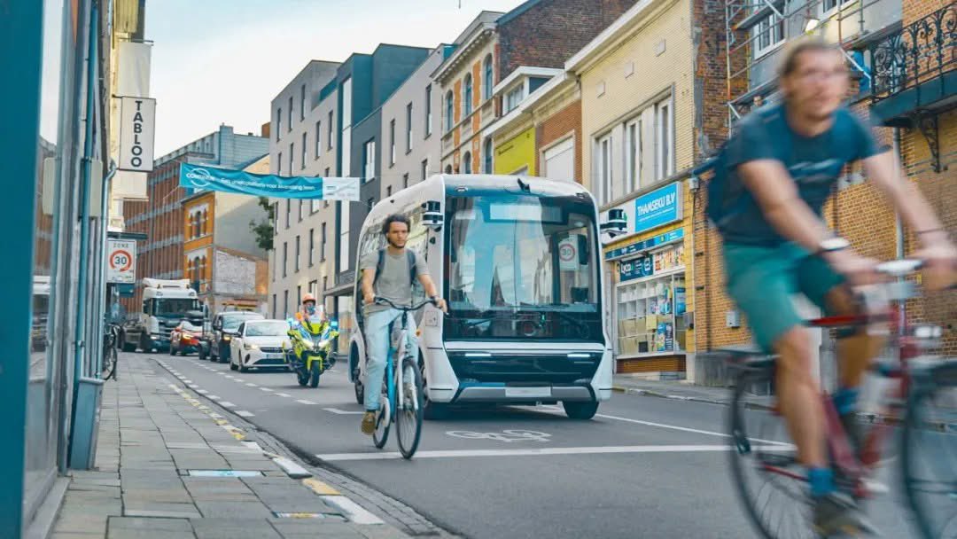 ShanghaiEye's tweet image. 🇨🇳Chinese #AutonomousDriving technology company #WeRide is currently testing its autonomous #minibuses in #Leuven, #Belgium🇧🇪. Equipped with #AI, #LiDAR and cameras, the🚎 #robobus runs on a test route from Leuven train station to the city center, with speeds up to 60km/h once…