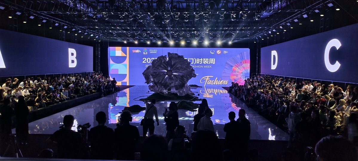 kystartech's tweet image. Kystar powered the 2025 Greater Bay Area (Humen) Fashion Week with robust LED control architecture — using the T3 Media Server paired with the Q3K3 (Q3 console + K3 switcher) for seamless switching and high-precision control.
 #Kystar #LED #controlsystem #Q3K3 #MediaServer