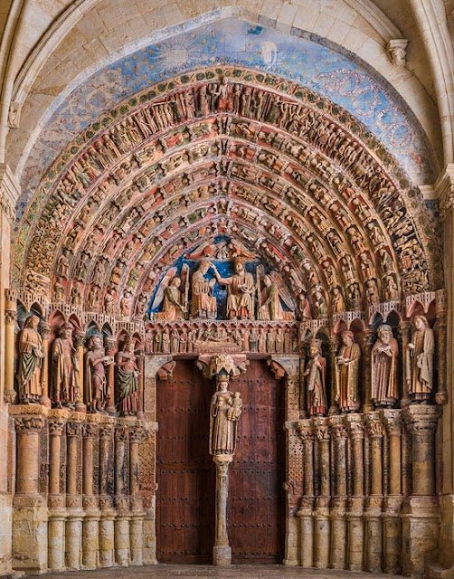 #AdoorableThursday 
Pórtico de la Majestad, 1230-1240 y 1284-1295.
Estilos: Románico y gótico.
Técnica: Piedra tallada y policromada.
Colegiata de Santa María la Mayor, Toro, España.

Vía Arte Magistral
