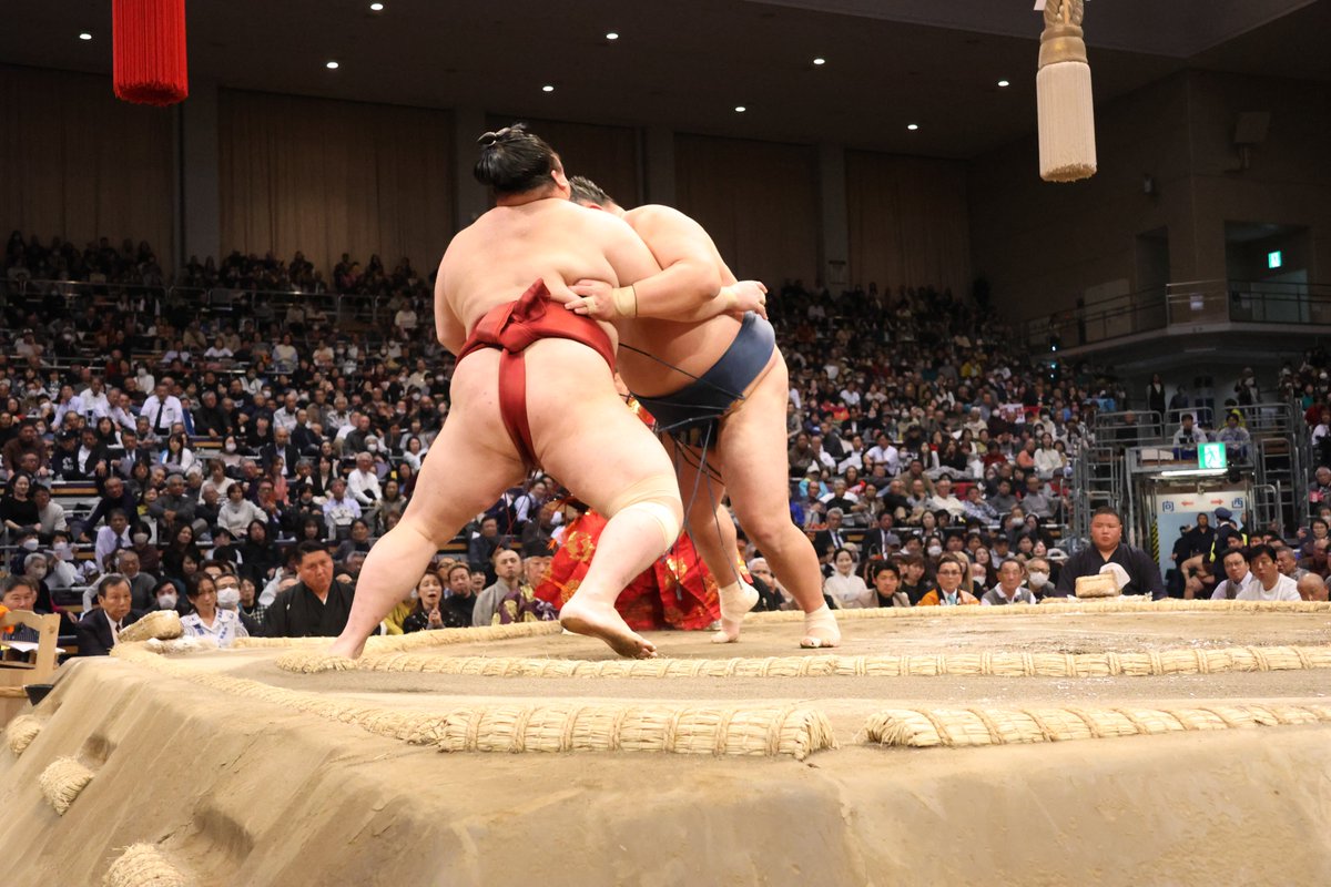 十二日目の様子＞ 幕内取組 玉鷲（5勝7敗） 押し出し 隆の勝 （3勝9敗
