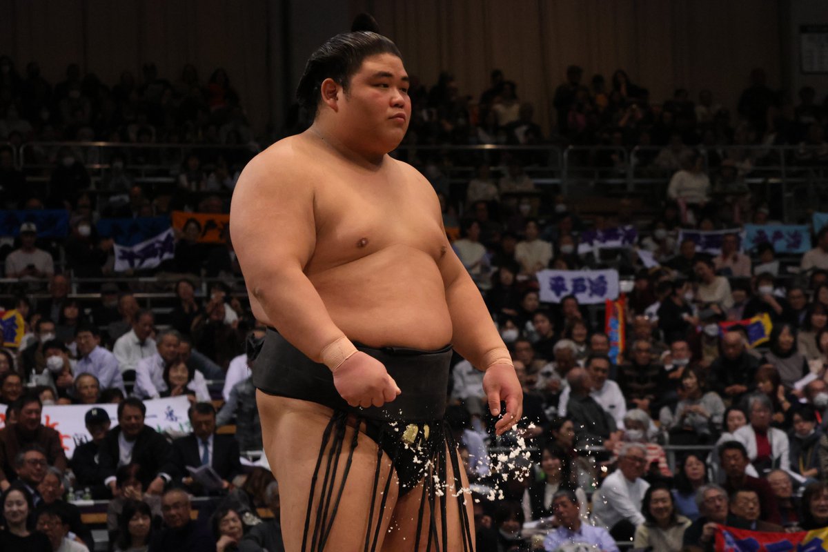 十二日目の様子＞ 幕内取組 玉鷲（5勝7敗） 押し出し 隆の勝 （3勝9敗