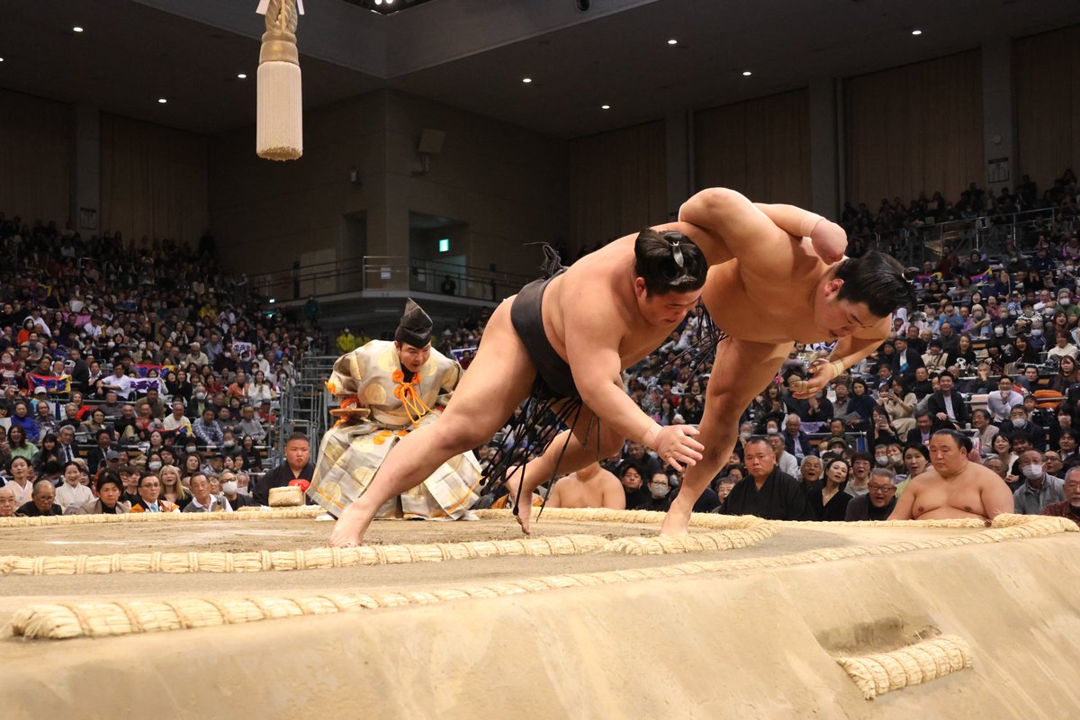 十二日目の様子＞ 幕内取組 玉鷲（5勝7敗） 押し出し 隆の勝 （3勝9敗