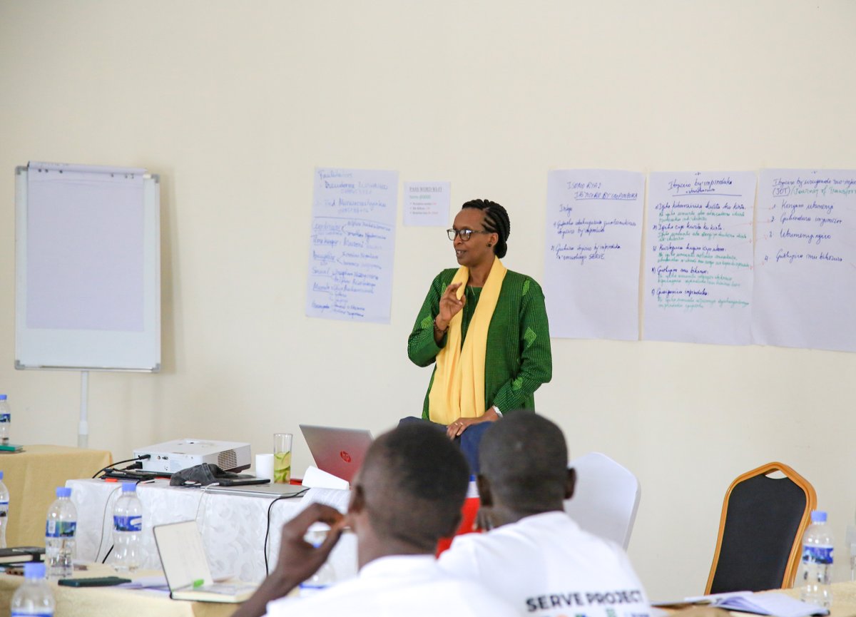 ProfemmesTH's tweet image. Urubyiruko 250 rwo mu turere 10 umushinga #SERVE ukoreramo bari mu mahugurwa yo kubongerera ubumenyi mu kwimakaza ihame ry&apos;uburinganire n&apos;ubwuzuzanye.
Intego: Guhindura imigirire mibi ibuza urubyiruko, cyane cyane abagore n&apos;abakobwa, kujya mu bikorwa by&apos;ubuhinzi bubateza imbere.