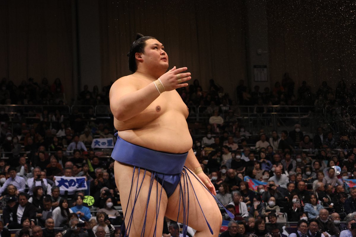 十二日目の様子＞ 幕内取組 大の里（10勝2敗） 寄り切り 王鵬（4勝8敗