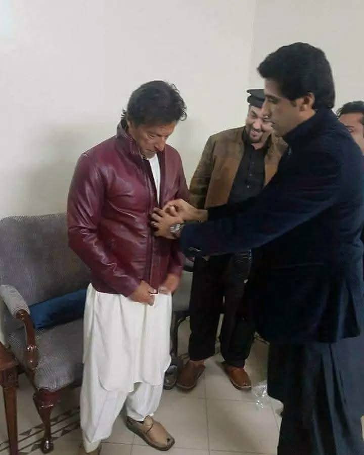 انسانیت آج بھی زندہ ہے
سردی میں شدت کے پیش نظر 
پنڈی کی ایک کاروباری شخصیت نے  اڈیالہ جیل میں مستحق افراد میں گرم جیکٹیں تقسیم کی