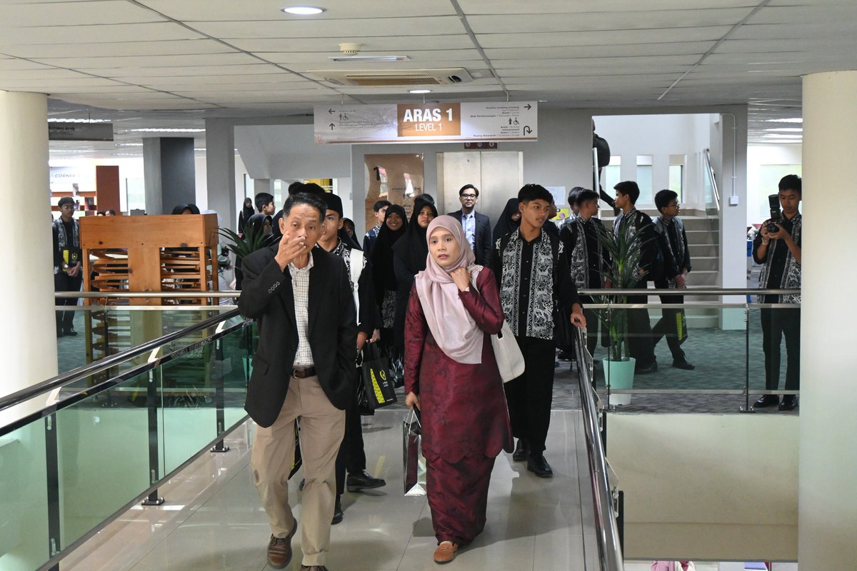 UniSZA_library's tweet image. Lawatan dari MRSM Kuala Terengganu, Terengganu.
Tarikh: 17 November 2025 (Isnin)
Masa: 3.00 petang
Peserta: 31 orang pelajar dan 2 orang  guru pengiring

#UniSZA
#perpustakaanalwathiqubillah
#uniszapastitahu
#IlmuDemiFaedahInsan
#ProudlyUniSZA
#lawatankepwbunisza