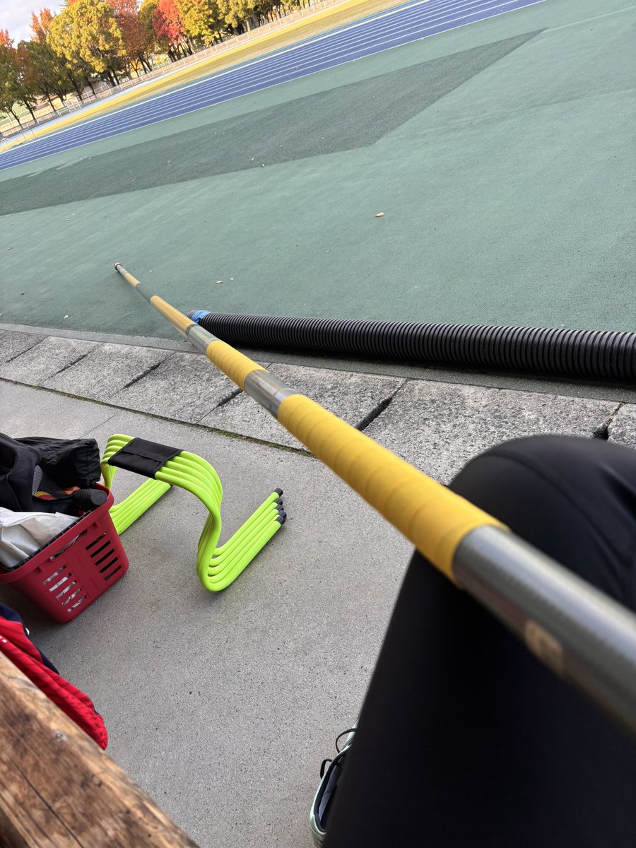 polevaulter4501's tweet photo. ポールを持つと元気になりまつᕦ(ò_óˇ)ᕤ
#幸せの黄色いポール
#essx https://t.co/xqiWXixNN0