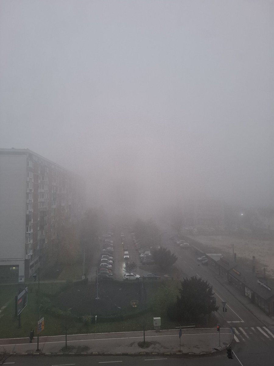 Saraybosna göğünde biriken kirli tabakanın en büyük varlık! sebebi; taşıtlarin egsoz dumanlarının ve kullanılan düşük kalorili yakıtların Saraybosnayı kuşatan dağları aşamamış olması. Bu nedenle kirlilik,  astım ve solunum yolu hastaliklarını tetiklemekte.Vakaları arttırmakta.