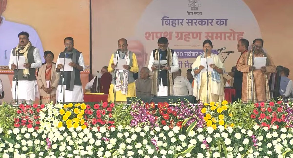 JagbaniOnline's tweet image. ਨਿਤੀਸ਼ ਕੁਮਾਰ 10ਵੀਂ ਵਾਰ ਬਣੇ ਬਿਹਾਰ ਦੇ ਮੁੱਖ ਮੰਤਰੀ, ਦੇਖੋ ਖਾਸ ਤਸਵੀਰਾਂ
#NitishKumar #BiharChiefMinister #Oath #PMNarendraModi