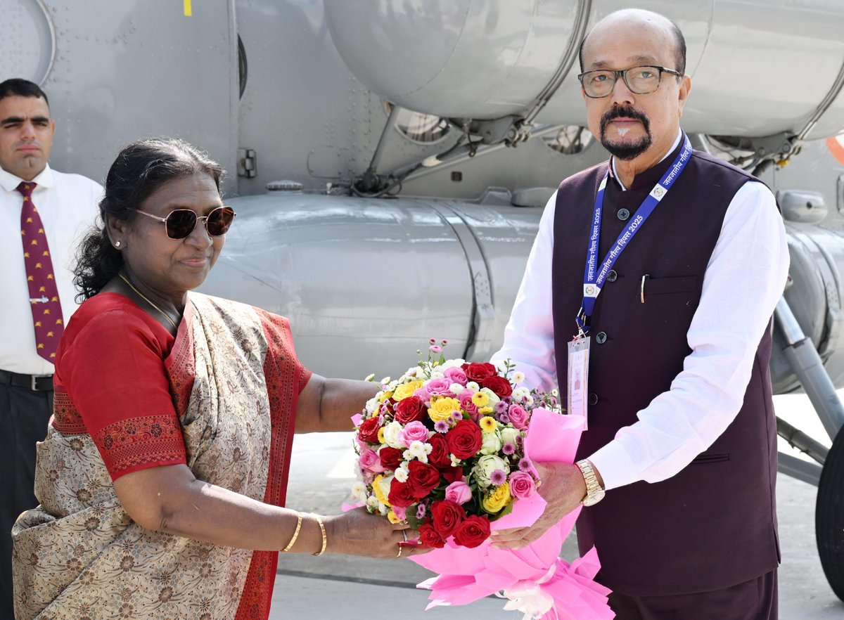 rashtrapatibhvn's tweet image. Governor of Chhattisgarh Shri Ramen Deka and Chief Minister Shri Vishnu Deo Sai received President Droupadi Murmu on her arrival at Ambikapur, Chhattisgarh.