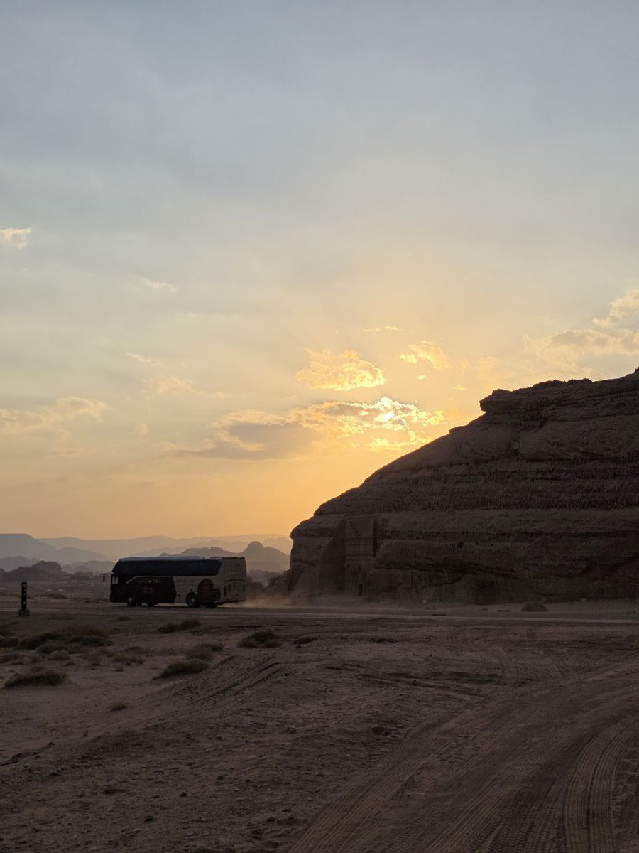 غروبٌ يُهدهد الروح…

وحافلة تمضي ببطءٍ كأنها تحمل في داخلها حكاية…
هربت من النهار، وتلحق آخر نفسٍ للضياء. لترويها لنا غداً

#الغروب #العلا