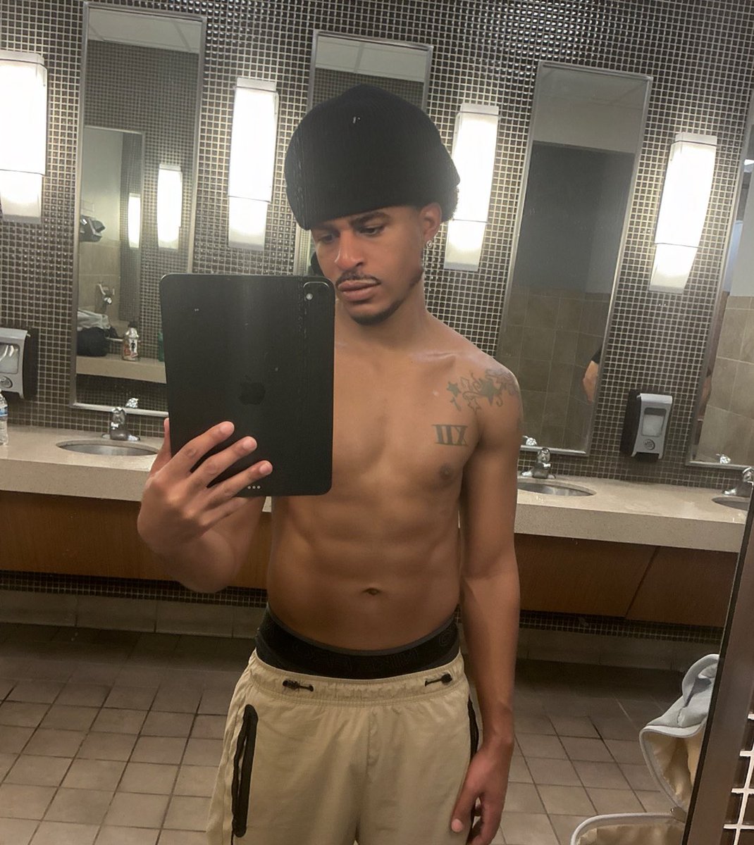 Cedsosmooth's tweet image. My phone died 🪫