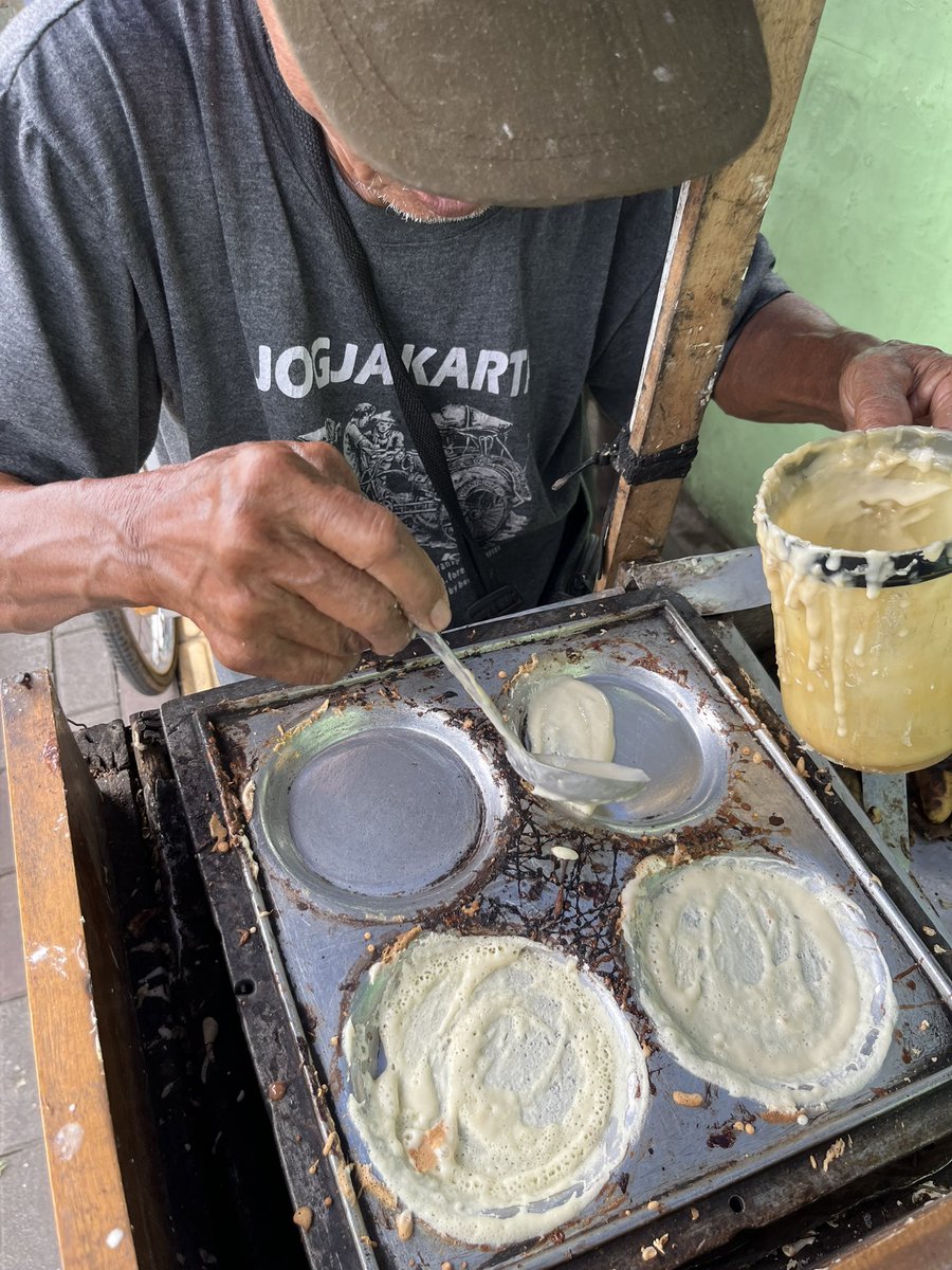 L4minarFl0w's tweet image. terima kasih temen-teman yang sudah &quot;titip&quot;. sudah saya sampaikan ke simbahnya

infomrasi tambahan:
-simbahnya jualan hanya di hari biasa
-jualan dari jam 9 pagi sampai jam 2 siang
-jam 9 jualan di SD Demangan, terus jam 10 pindah ke SD Negeri Bhayangkara