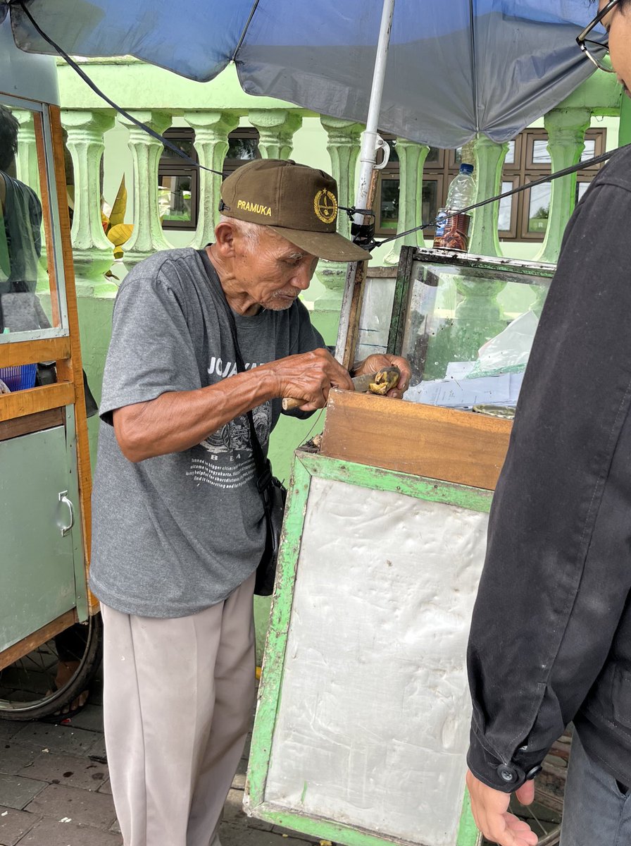 L4minarFl0w's tweet image. terima kasih temen-teman yang sudah &quot;titip&quot;. sudah saya sampaikan ke simbahnya

infomrasi tambahan:
-simbahnya jualan hanya di hari biasa
-jualan dari jam 9 pagi sampai jam 2 siang
-jam 9 jualan di SD Demangan, terus jam 10 pindah ke SD Negeri Bhayangkara