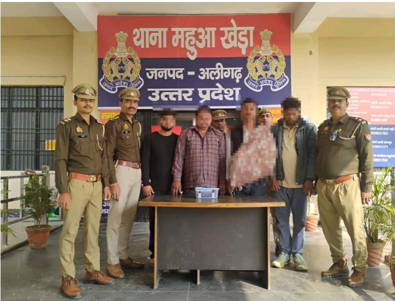 aligarhpolice's tweet image. #Aligarhpolice
थाना महुआखेड़ा पुलिस टीम द्वारा मु0अ0सं0 423/2025 धारा 191(2)/191(3)/190/109(1)/115(2)/352/351(3)/125 बीएनएस व धारा 7 सीएलए एक्ट से सम्बन्धित 04 अभियुक्तों को मय लाइसेंसी रिवाल्वर व कारतूस सहित गिरफ्तार करने के सम्बन्ध में-
#UPPolice