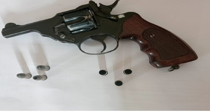 aligarhpolice's tweet image. #Aligarhpolice
थाना महुआखेड़ा पुलिस टीम द्वारा मु0अ0सं0 423/2025 धारा 191(2)/191(3)/190/109(1)/115(2)/352/351(3)/125 बीएनएस व धारा 7 सीएलए एक्ट से सम्बन्धित 04 अभियुक्तों को मय लाइसेंसी रिवाल्वर व कारतूस सहित गिरफ्तार करने के सम्बन्ध में-
#UPPolice