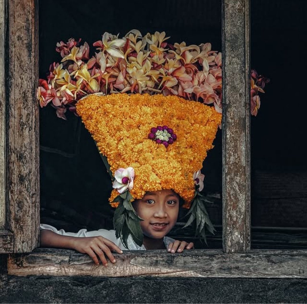 aydata3's tweet image. ～

Merhaba, çocuklar

Bir geniş bir büyük
Merhaba demek.
Sonra bitirmeden sözümü
Yüzünüze bakıp gülerek
Kurnaz ve bahtiyar
Kırpmak gözümü.
Biz ne mükemmel dostlarız ki
Kelimesiz ve yazısız anlaşırız.

Merhaba, çocuklar
Merhaba cümleten.

Nazım Hikmet Ran