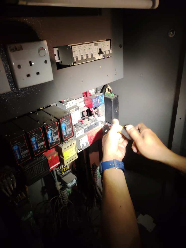 Pembaikan Lampu Isyarat Di Simpang 3 Jalan Sg Chua, Kajang

20 November 2025 | Khamis

Unit Elektrik telah melaksanakan kerja pembaikan lampu isyarat di Simpang 3 Jalan Sg Chua Kajang susulan kerosakan komponen under voltage yang menyebabkan gangguan fungsi lampu isyarat.