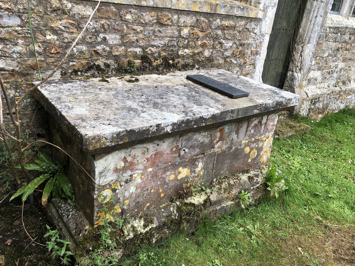 RAGriggsauthor's tweet image. As I was in Honiton yesterday, here’s a rather skinny door at St Michael and All Angels. 

Nearby is the tomb of James Rodge, bone lace  seller, who died in 1617 and left a substantial sum to the poor of the town. 

#adoorablethursday #Honiton