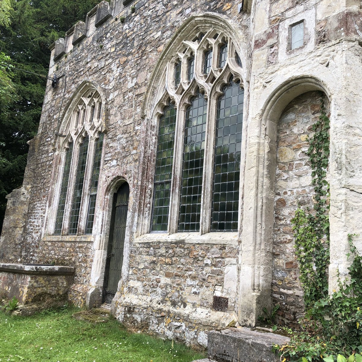 RAGriggsauthor's tweet image. As I was in Honiton yesterday, here’s a rather skinny door at St Michael and All Angels. 

Nearby is the tomb of James Rodge, bone lace  seller, who died in 1617 and left a substantial sum to the poor of the town. 

#adoorablethursday #Honiton