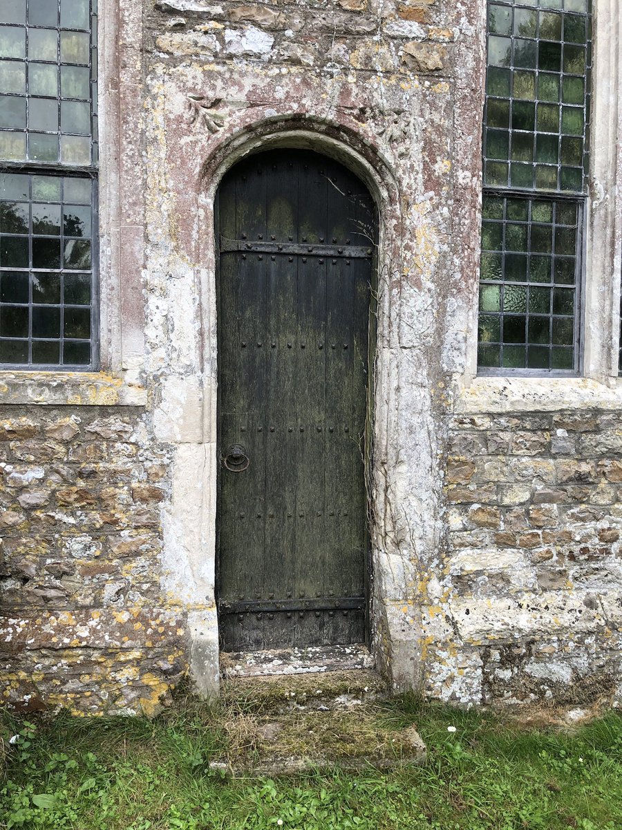 RAGriggsauthor's tweet image. As I was in Honiton yesterday, here’s a rather skinny door at St Michael and All Angels. 

Nearby is the tomb of James Rodge, bone lace  seller, who died in 1617 and left a substantial sum to the poor of the town. 

#adoorablethursday #Honiton