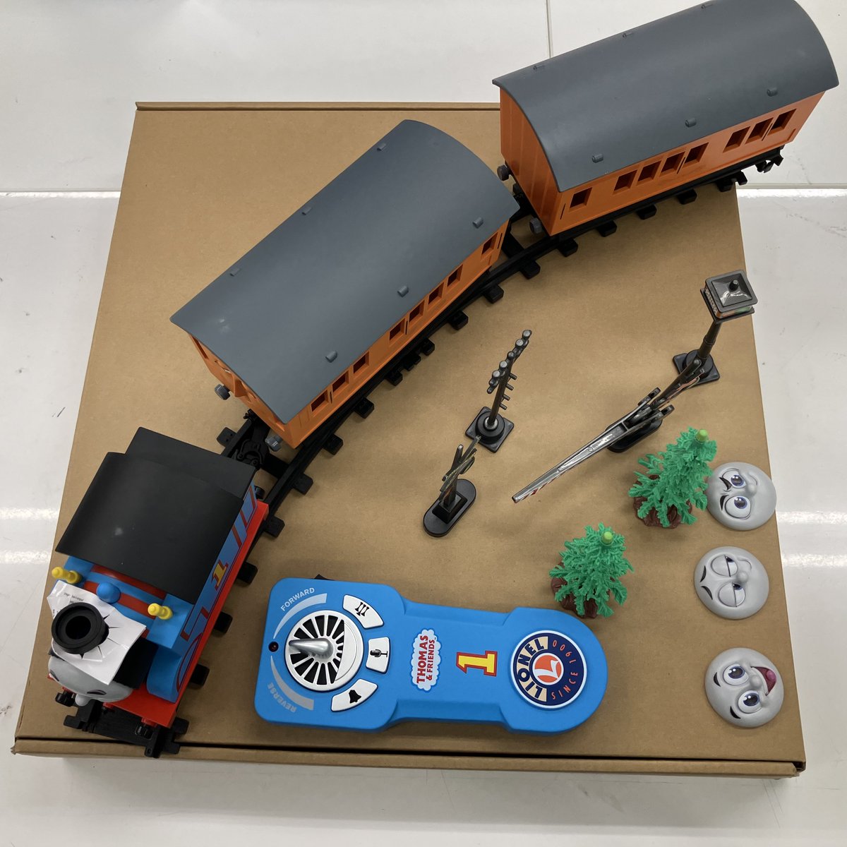 アニメ顔トーマスの鉄道模型入荷しました！ レールの幅はOゲージ。電池