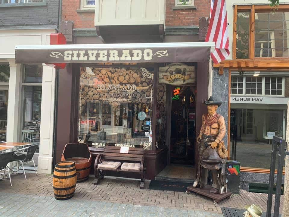 Ik deel hier het verhaal van een Nijmeegse ondernemer
uit de Hezelstraat. Silverado Westernshop! 
 
"Na 28 jaar een geldige parkeervergunning te hebben gehad in het centrum van Nijmegen, ontvang ik nu – zonder enige vorm van overleg – een brief dat mijn vergunning per 1 januari