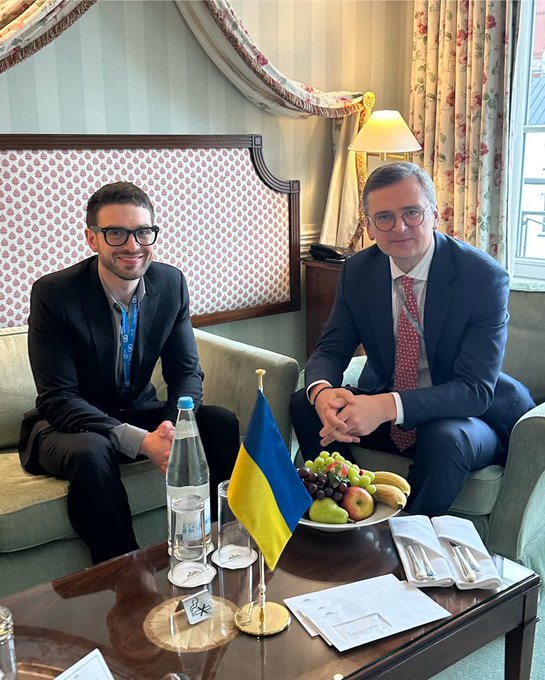 roadtrips17's tweet image. The 2nd picture is of Alex Soros and his message from Alex Soros&apos; own X post‼️

Great to meet Ukrainian Foreign Affairs Minister, 
@DmytroKuleba
 in Munich. We must not abandon Ukraine. #MSC2024