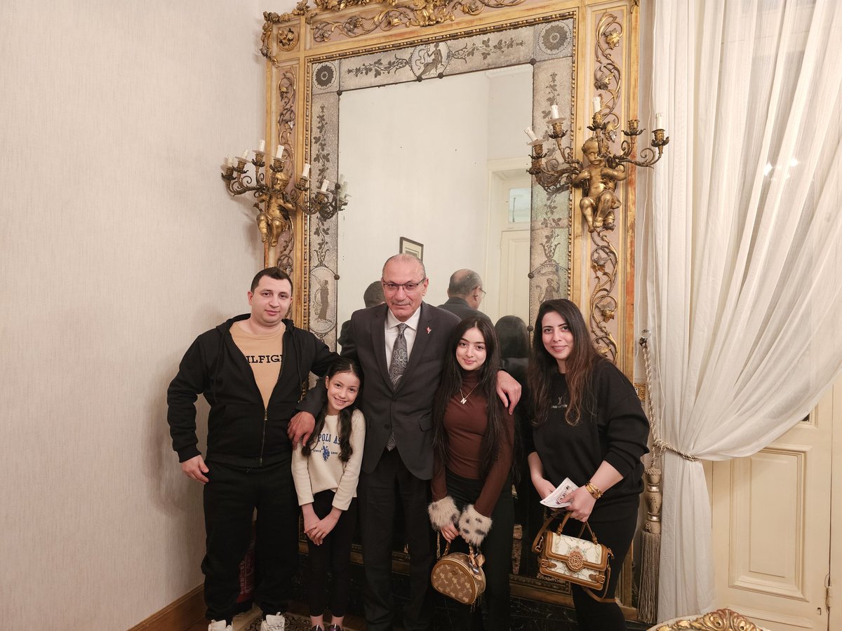 التقيت اليوم بنُهى وفريدة اللتين غمراني بلطفهما. نُهى تتحدث التركية بشكل رائع.

لا أظنّ أنني فعلت ما يجعلني أستحق كل هذا الحب،

لكنني سأحاول أن أكون جديرًا به.

وأنا أيضًا أحببتكم كثيرًا… بل كثيرًا جدًا.
Bana teveccüh gösteren Noha ve Feride ile biraraya geldik.Noha  harika