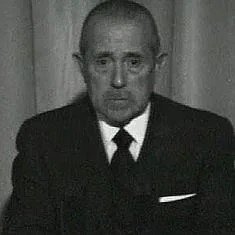 Franco va morir al llit i Arias Navarro ho va anunciar plorant, però allò que marca la transició falsa és que la gent com ell també va morir al llit anys més tard. Conegut com el carnisser de Màlaga per la repressió que hi va exercir, va passar de Falange a militar al PP.