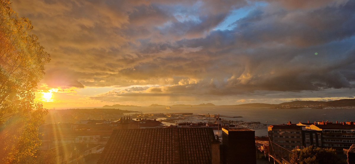 jacobodeuna's tweet image. La puesta de ayer en Vigo fue una auténtica locura.