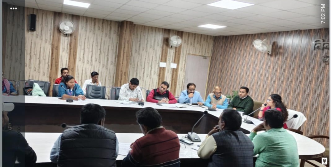 UPNEDA_Agency's tweet image. मुख्य विकास अधिकारी, सीतापुर  द्वारा पीएम सूर्य घर मुफ्त बिजली योजना की  समीक्षा की गई।
बैठक में डी.डी.ओ, एल.डी.एम, बैंकों के शाखा प्रबंधक, यूपीनेडा अधिकारी एवं जिले के वेंडर्स द्वारा प्रतिभाग किया गया।

#UPNEDA #Sitapur #PMSuryaGharYojana #solarenergy #Meeting 
@CMOfficeUP…