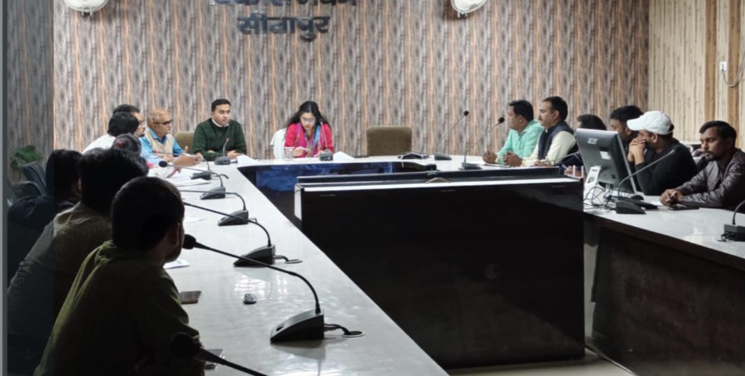 UPNEDA_Agency's tweet image. मुख्य विकास अधिकारी, सीतापुर  द्वारा पीएम सूर्य घर मुफ्त बिजली योजना की  समीक्षा की गई।
बैठक में डी.डी.ओ, एल.डी.एम, बैंकों के शाखा प्रबंधक, यूपीनेडा अधिकारी एवं जिले के वेंडर्स द्वारा प्रतिभाग किया गया।

#UPNEDA #Sitapur #PMSuryaGharYojana #solarenergy #Meeting 
@CMOfficeUP…